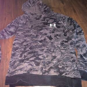 Boys extra large black camo under armour sweat shirt